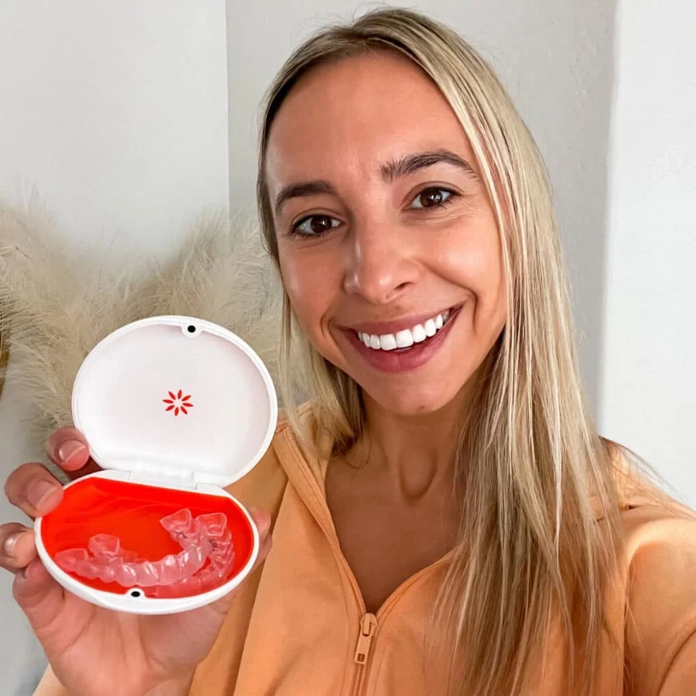 Sorriso tratado com alinhadores invisíveis Invisalign